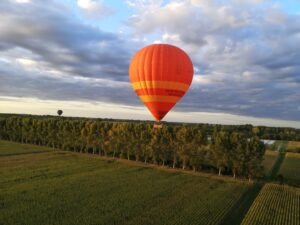 Une montgolfière en vol dans une zone rurale