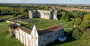 abbaye de maillezais dans le marais poitevin