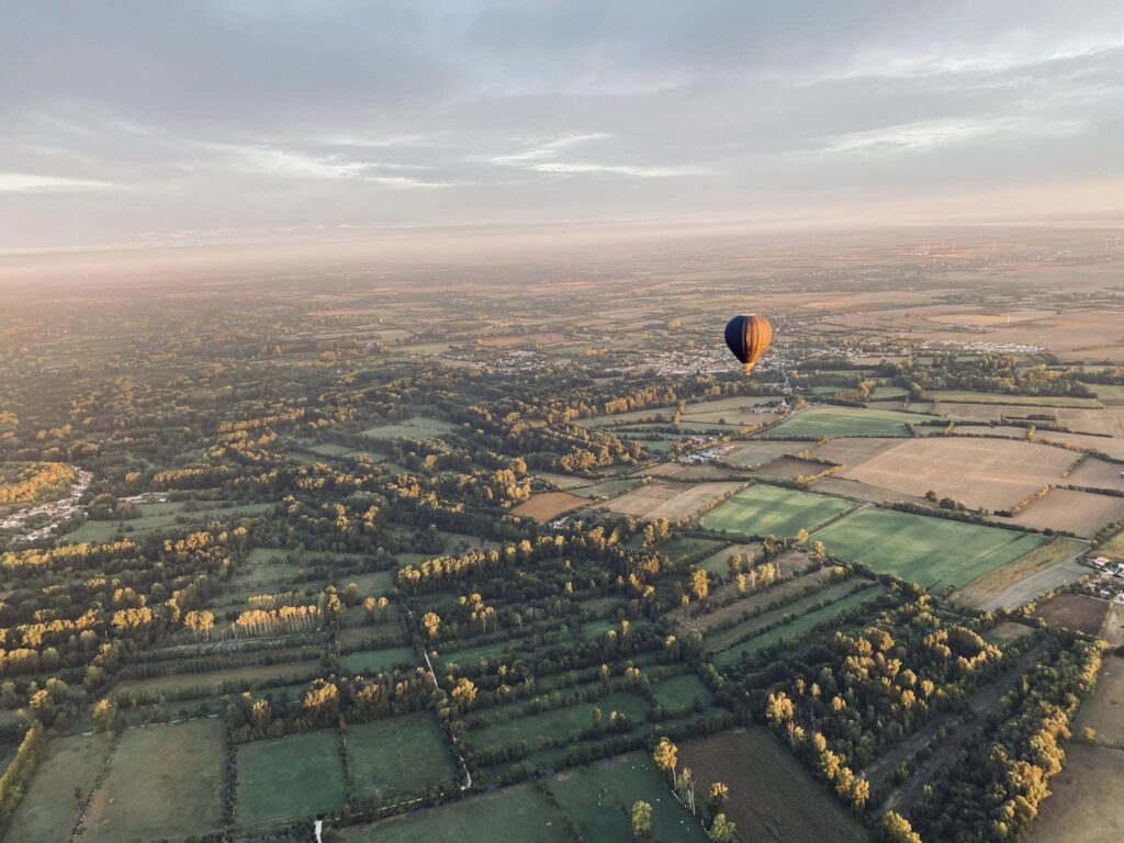 Marais poitevin et montgolfiere.