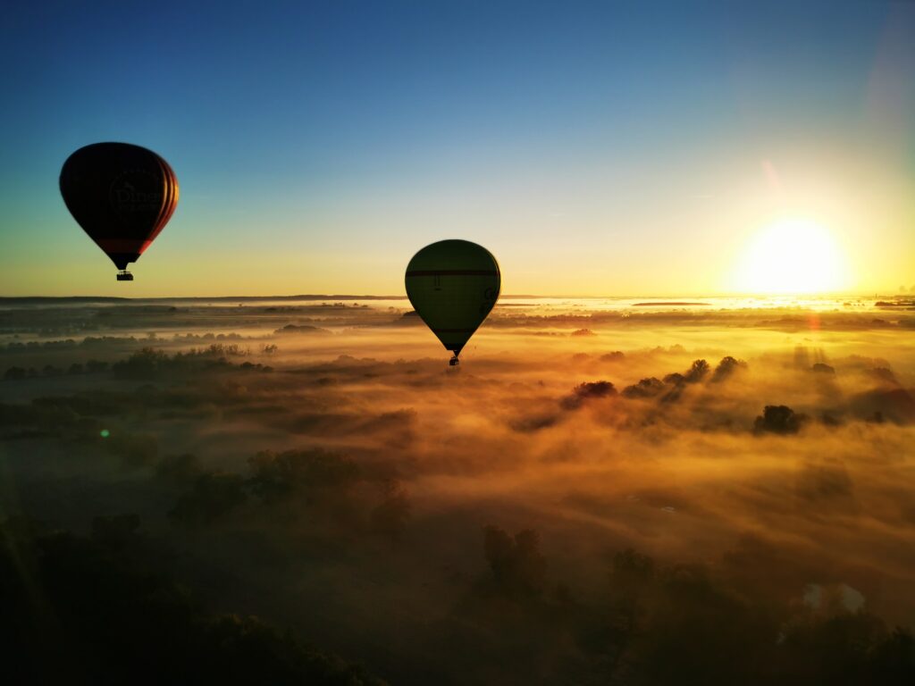 Deux montgolfière au lever du jour