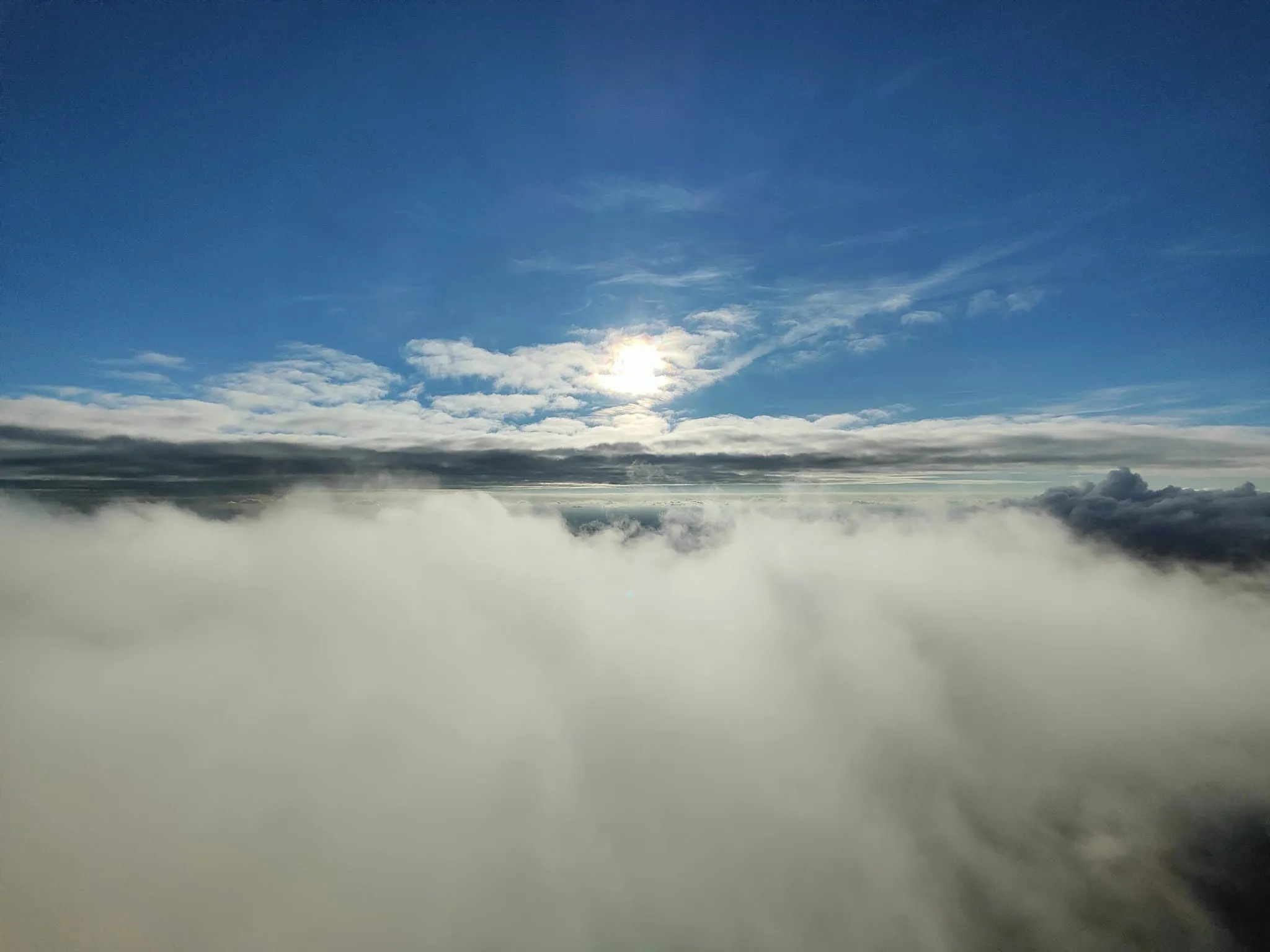 Photo du soleil au dessus des nuages en montgolfière