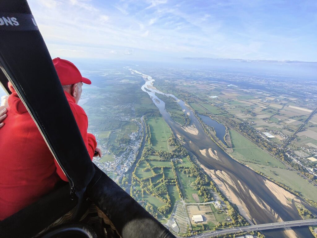 Un homme regarde la loire depuis une montgolfière
