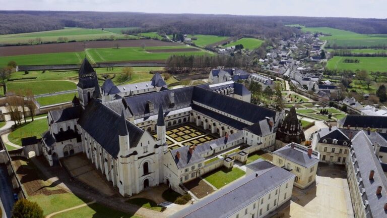 abbaye royale de fontevraud vue du ciel
