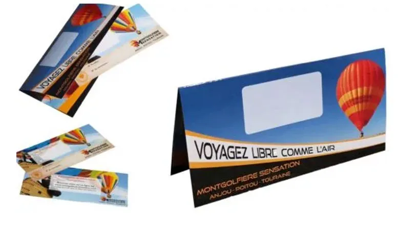 Enveloppe cadeau contenant des billets de vol.