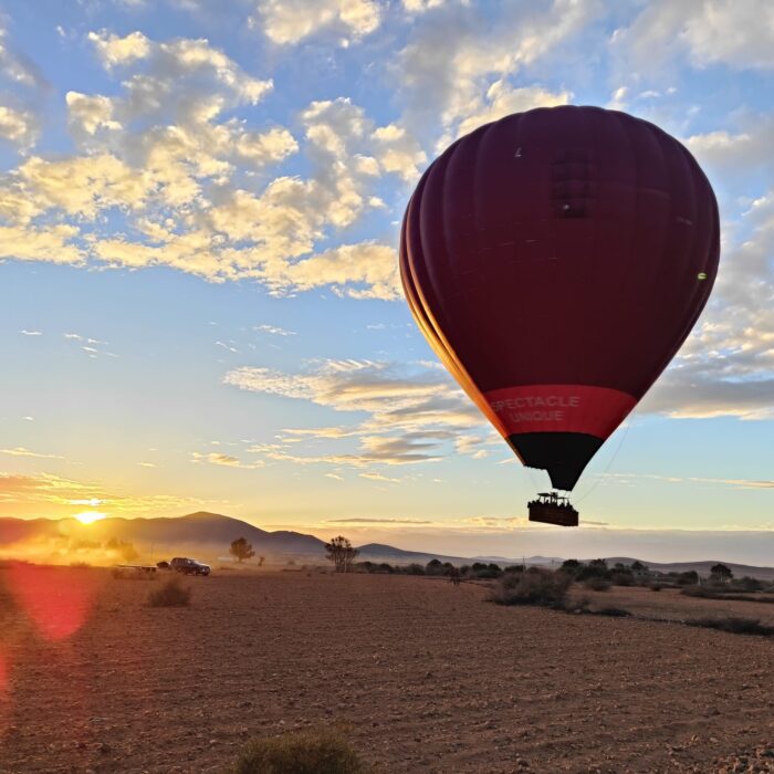 Une montgolfière survole le désert marocain. Une montgolfière survole le désert marocain.