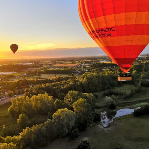 belles couleurs du soleil le matin sur des montgolfières