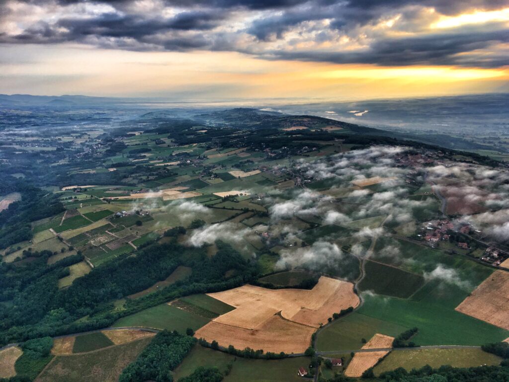 Vue à haute altitude depuis la nacelle d'une montgolfière.