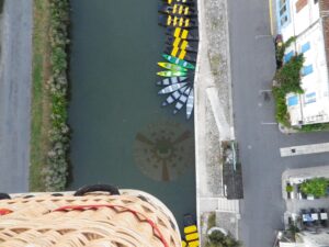 survol de coulon en montgolfière avec vu sur les barques coloréés
