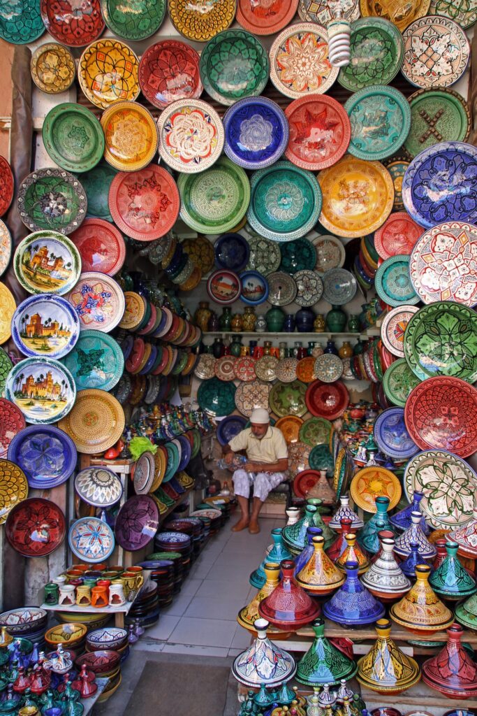 Boutique de céramique dans le souk de Marrakech.