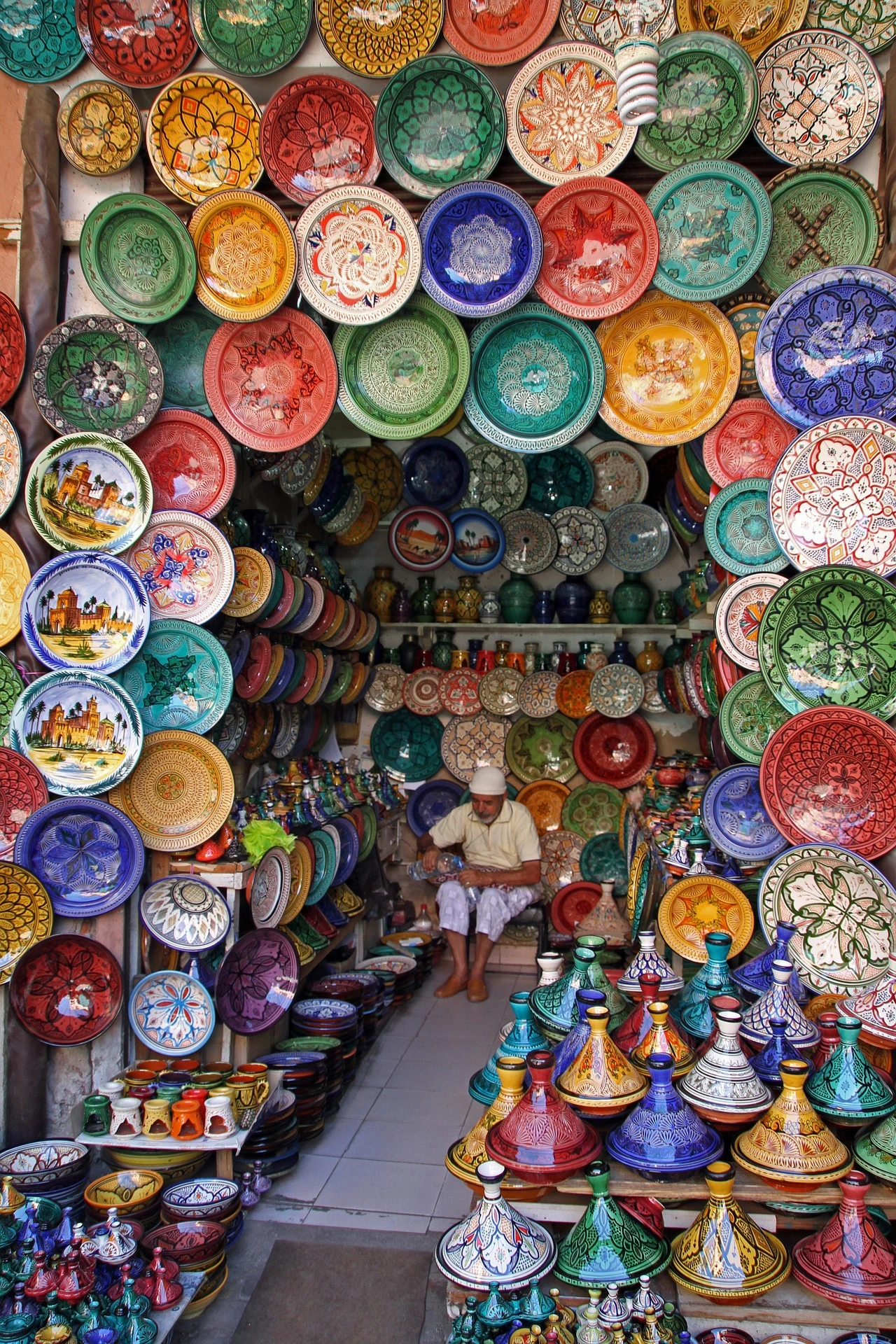 Boutique de céramique dans le souk de Marrakech.