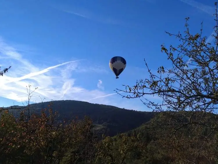 Montgolfière survolant la vallée de la Lay en Ardèche.