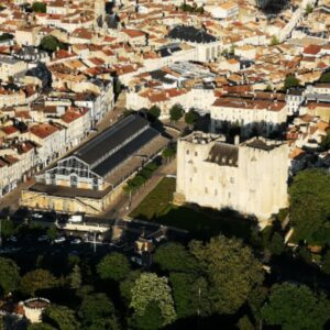 Niort donjon et halles vu du ciel en ballon.
