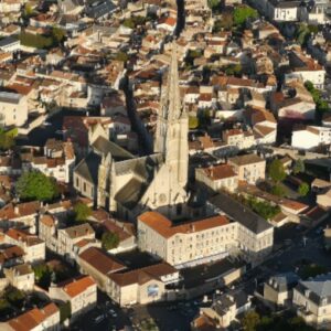 Niort eglise centre ville vu nacelle ballon region nouvelle aquitaine.