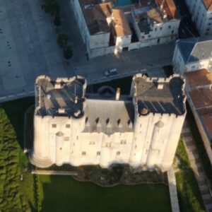 Niort passage en montgolfiere verticale donjon.