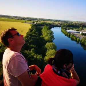 Niort regard passager dune nacelle en vol.