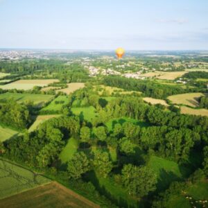 Niort survol du marais poitevin plusieurs montgolfieres.