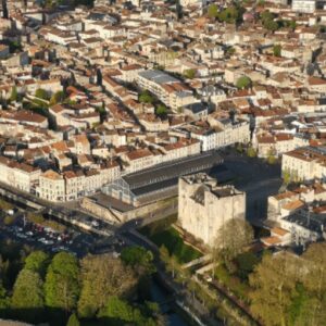 Niort vu du ciel en montgolfiere pres de la rochelle.