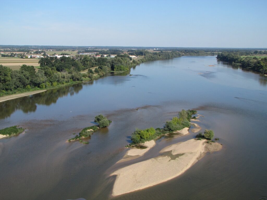 La Loire et le Val de Loire depuis la nacelle d'une montgolfière.