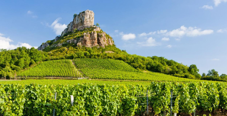Roche_de_solutre_vignoble_sud_bourgogne_beaujolais_en_montgolfière e.