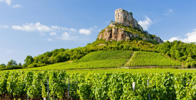 Roche_de_solutre_vignoble_sud_bourgogne_beaujolais_en_montgolfière.