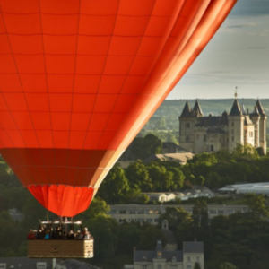 Saumur en montgolfiere au dessus de la loire.
