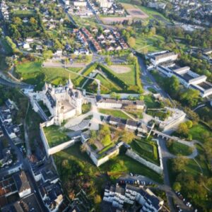 Saumur et ses remparts vu du ciel.