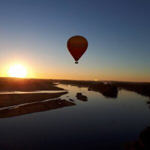 Saumur leve du soleil sur la loire et ses chateaux.