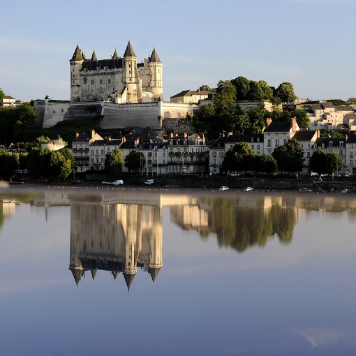 château de saumur en reflet sur la loire