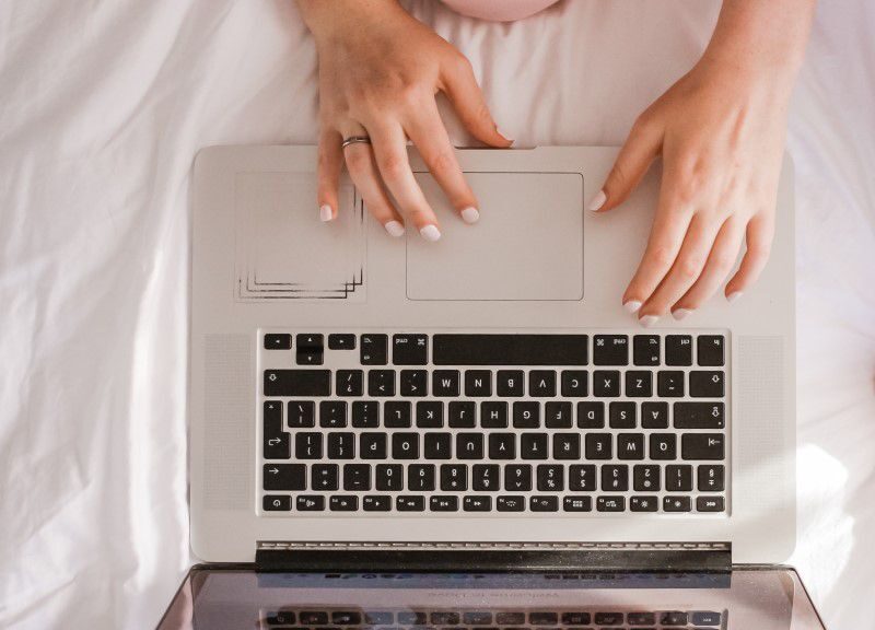Sincerely media femme sur ordinateur portable.