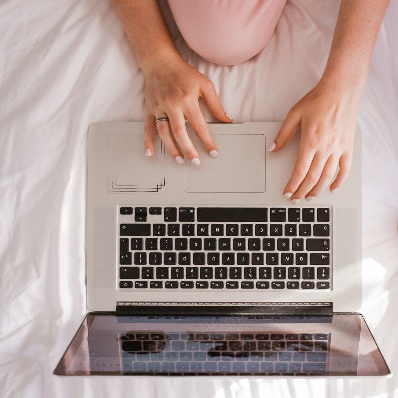 femme sur ordinateur portable.