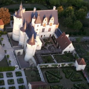 Vienne chateau de la roche du maine en haut poitou vu du ciel.