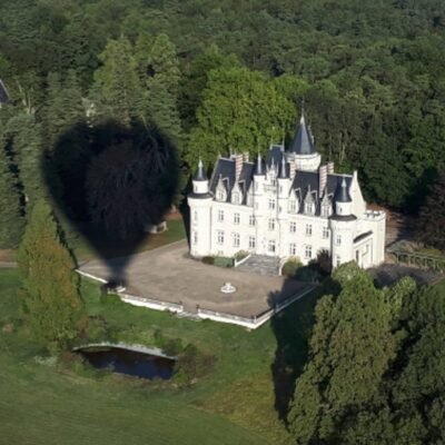 Ombre de la montgolfière sur le château en haut poitou Ombre de la montgolfière sur le château en haut poitou