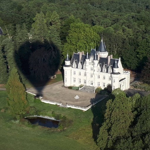 Ombre de la montgolfière sur le château en haut poitou