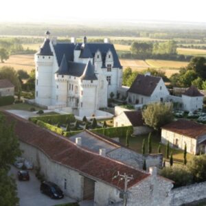 le château sur son promontoire et sa campagne poitevin environnante