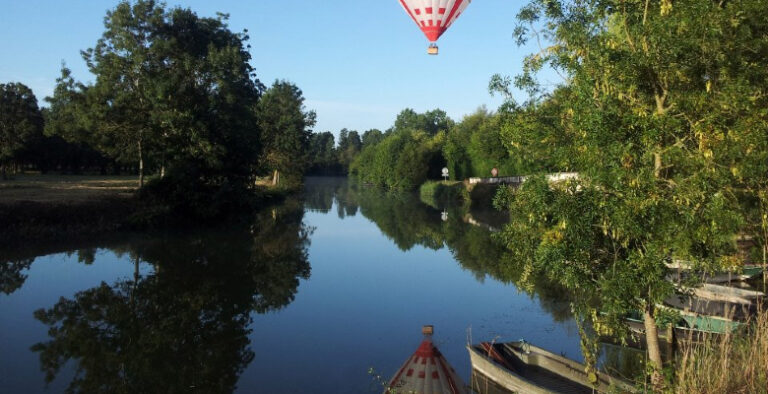 vol en montgolfière au-dessus du bocage et des canaux de la venise verte