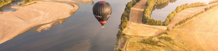 une montgolfière sur la loire et ses beaux bancs de sable