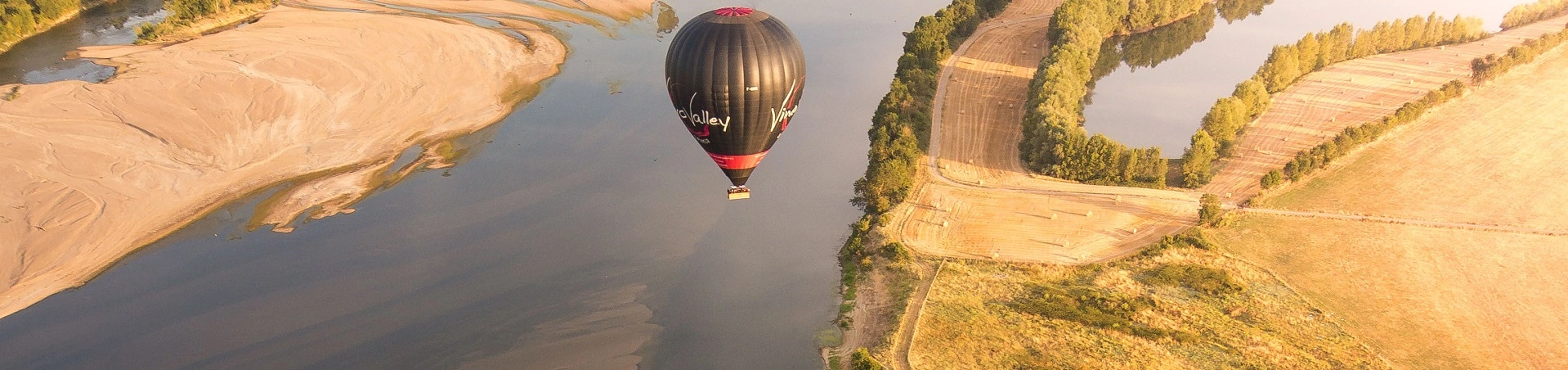une montgolfière sur la loire et ses beaux bancs de sable