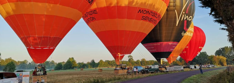 Cinq montgolfière prêtes à décoller