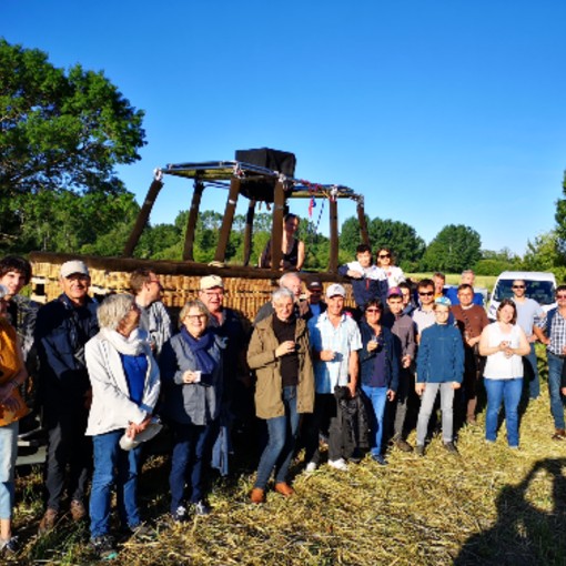 photo de groupe entreprise après le vol en ballon pour un séminaire