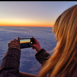 Femme qui prend en photo la vue d