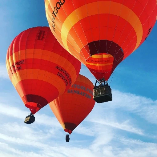 Plusieurs montgolfières orange