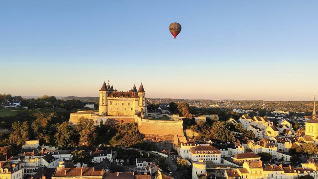 Château de Saumur avec une montgolfière