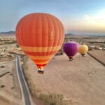 Trois montgolfières qui volent au Maroc Trois montgolfières qui volent au Maroc