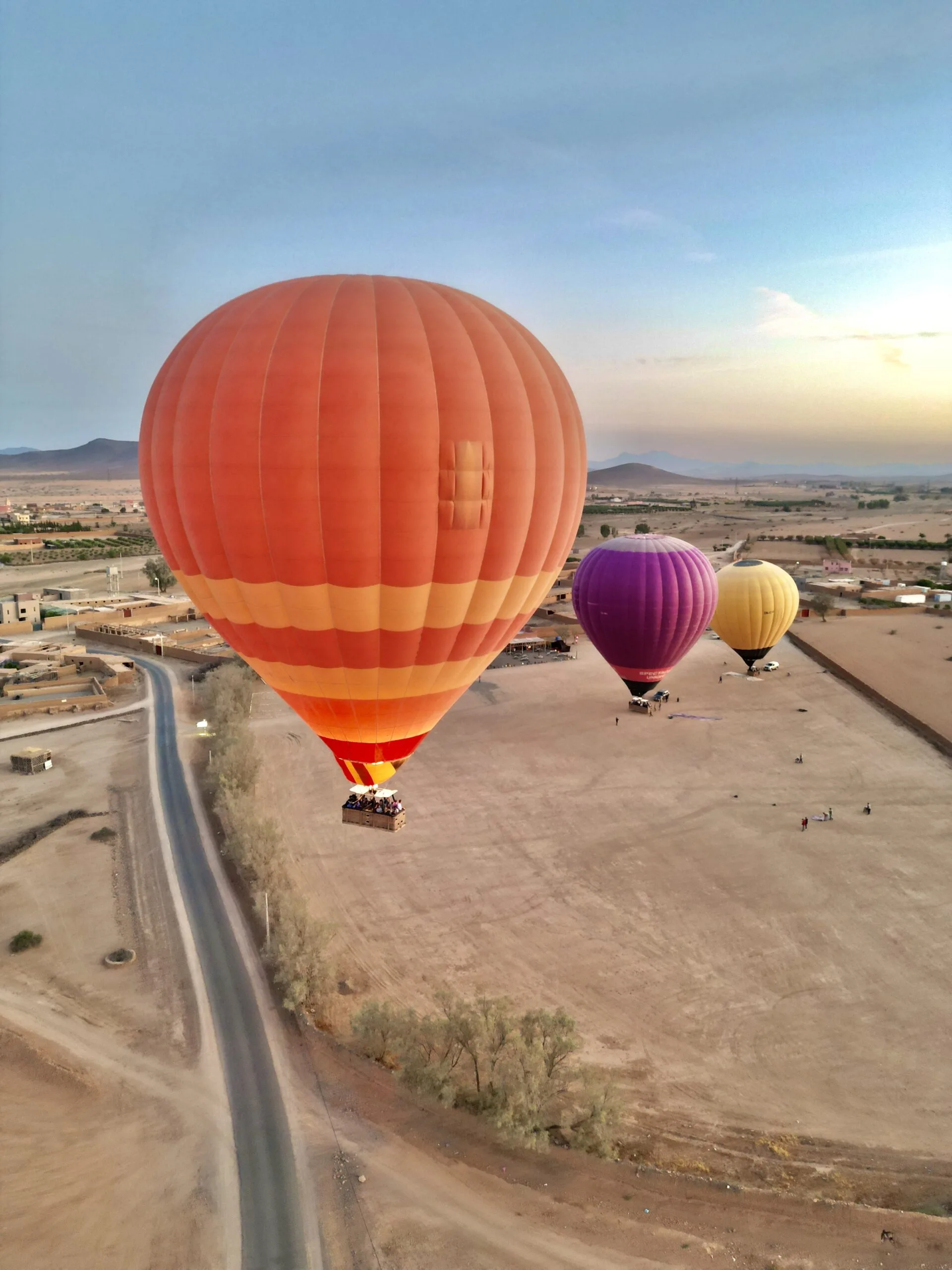 Trois montgolfières qui volent au Maroc