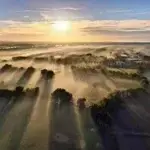 Brume, ambiance romantique depuis la nacelle d'une motngolfière
