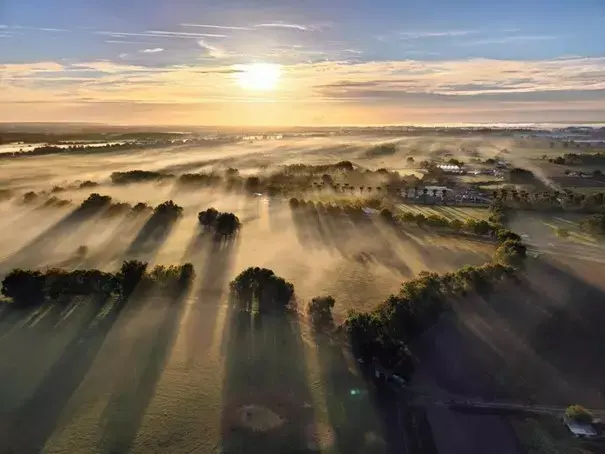 Brume, ambiance romantique depuis la nacelle d'une motngolfière