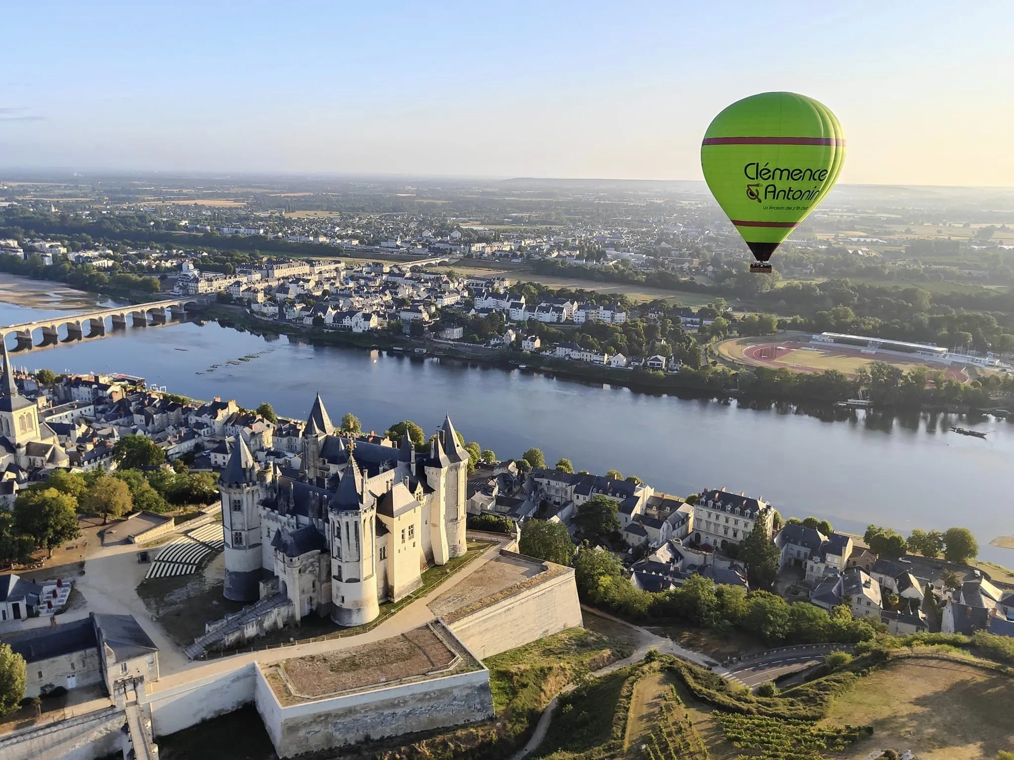 Ballon partenaire clémence et antonin survolant le château de Saumur
