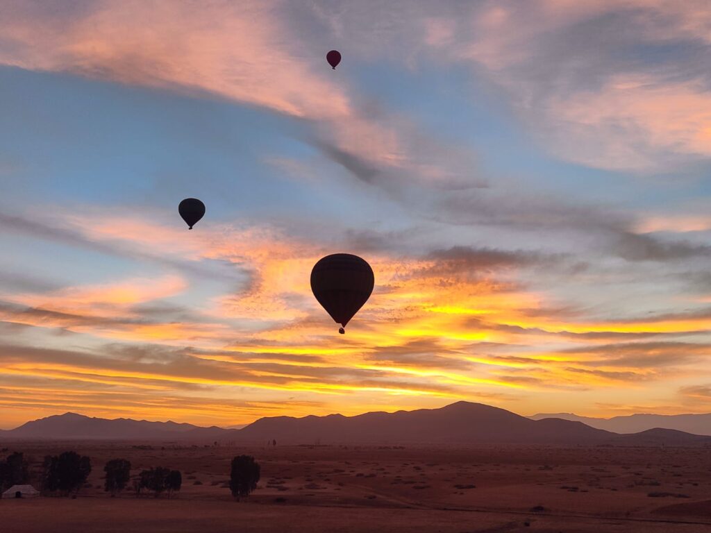 Vol de trois montgolfière au Maroc au couché de soleil