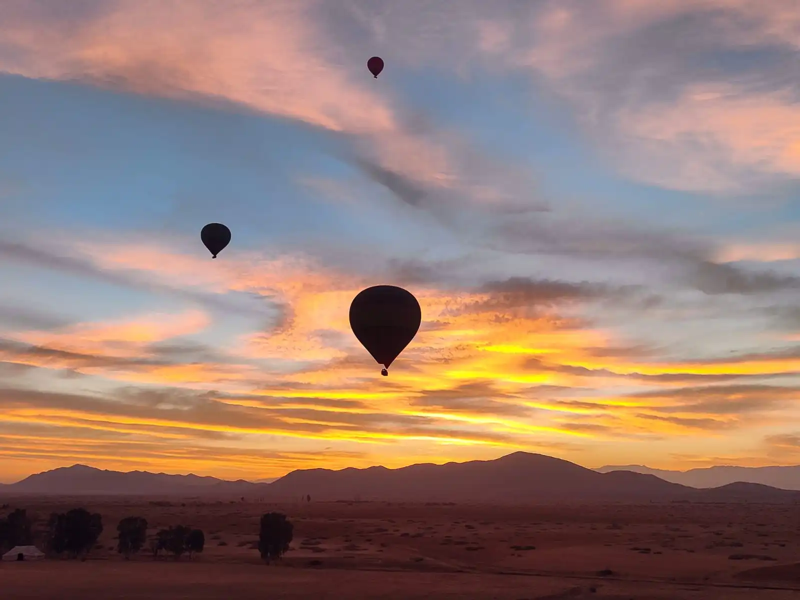 Vol de trois montgolfière au Maroc au couché de soleil