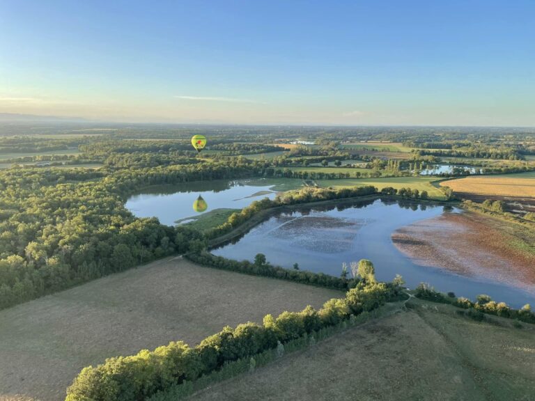 Une montgolfière qui vole sur la région de Dombes dans le département de l'Ain